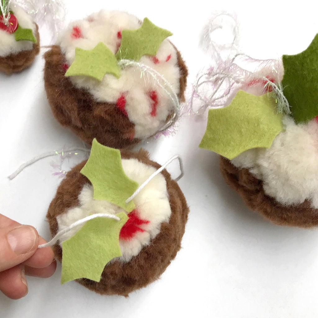 How to Make Christmas Pudding Pompoms - free tutorial