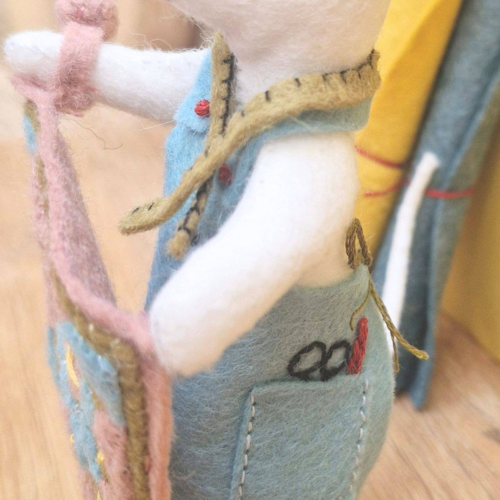 Little Mouse Makes a Quilt Felt Craft Mini Kit: English