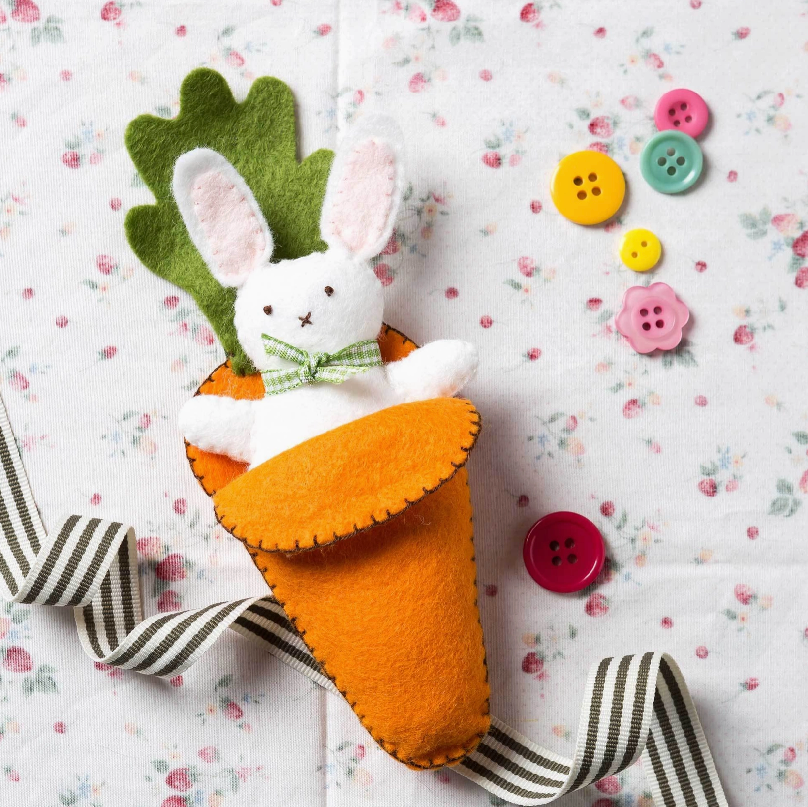 Bunny in Carrot Bed Felt Craft Mini Kit
