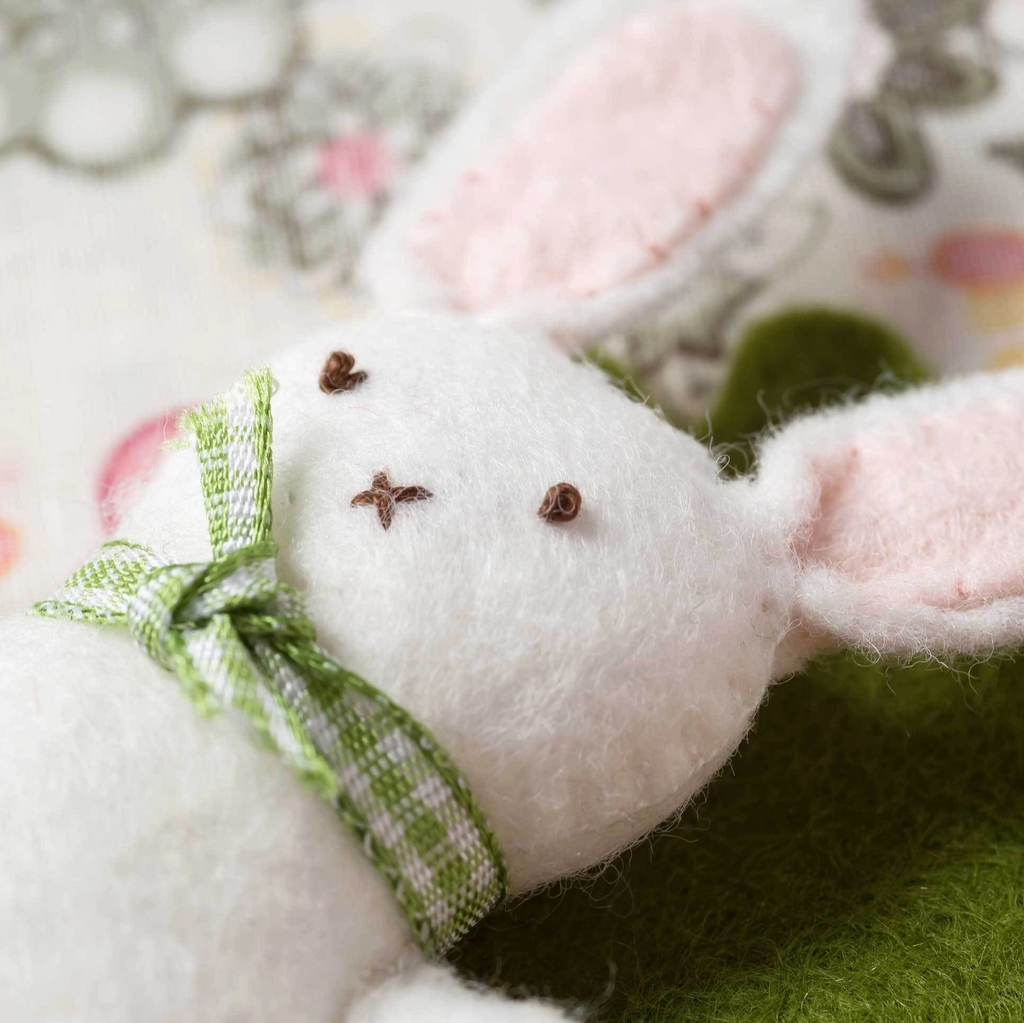 Bunny in Carrot Bed Felt Craft Mini Kit