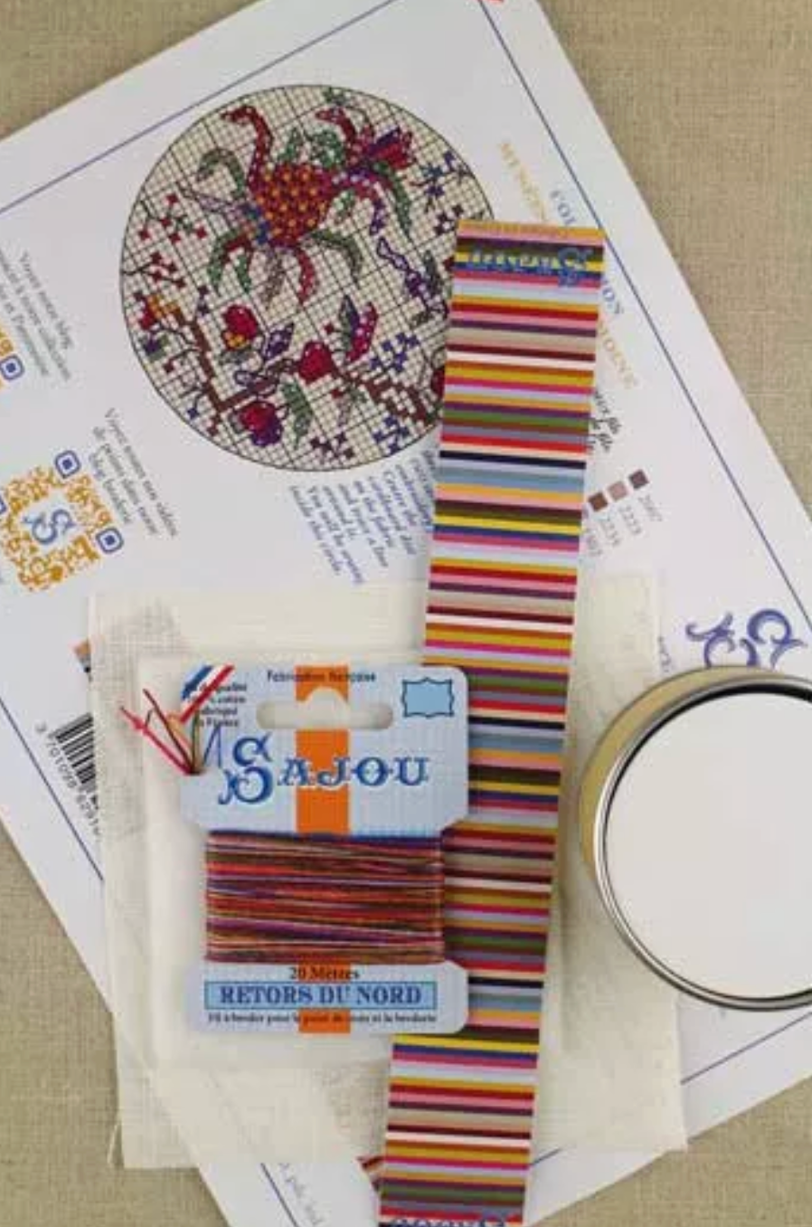 Sajou Round Box Cross Stitch Kit : Marie Antoinette's Pineapple Round Box