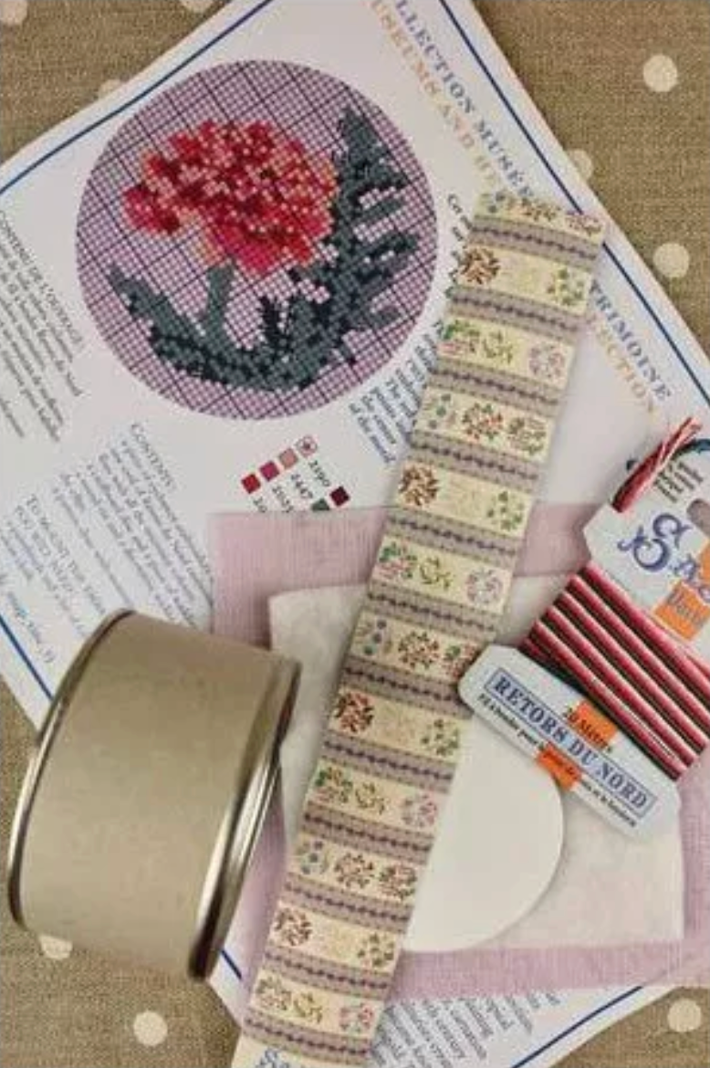 Sajou Round Box Cross Stitch Kit : Flower Carnation Box