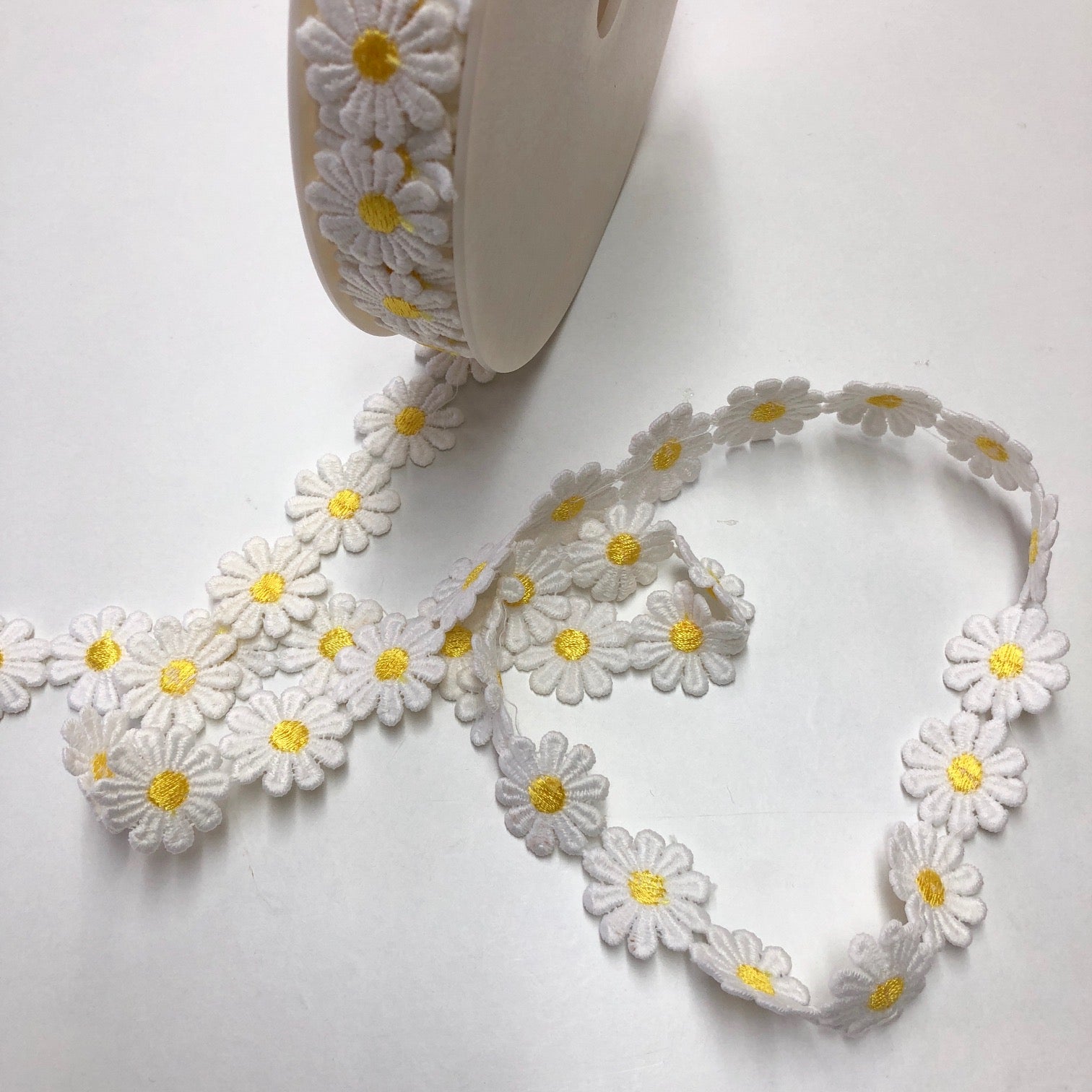 Daisy Chain Trimming 25mm White & Yellow