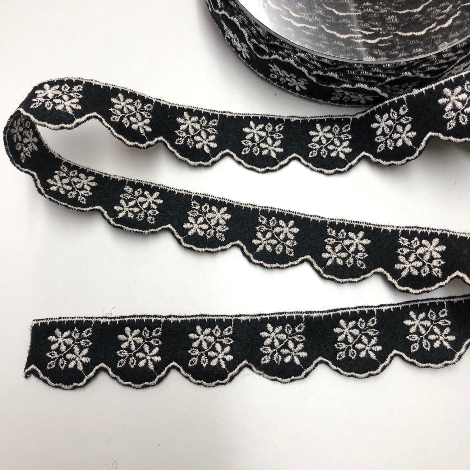 Scandi Felt Scalloped Trim 14 Black