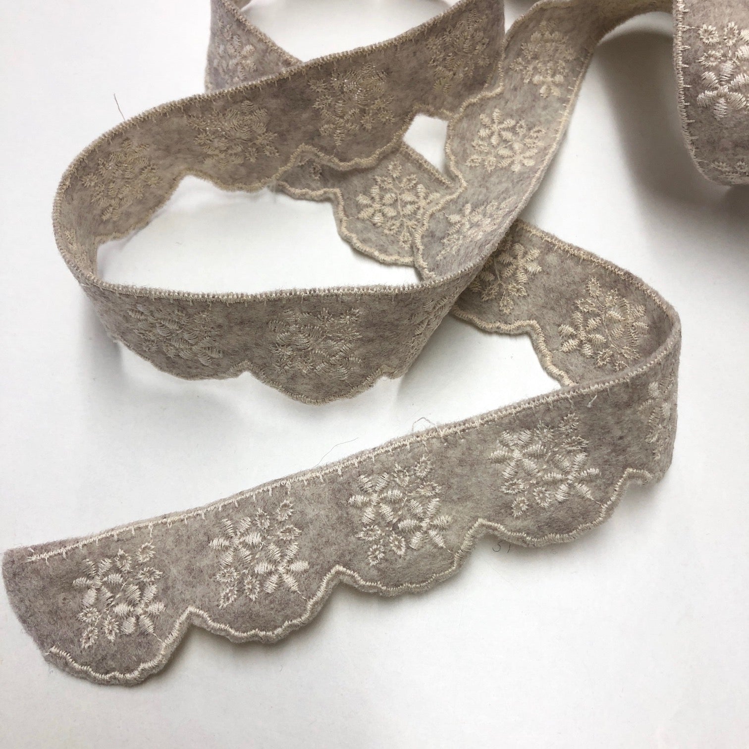 Scandi Felt Scalloped Trim 40 Pale Grey