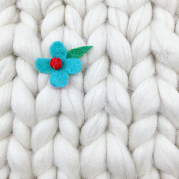 Giant Extreme Knitting Bundle Kit : 2kg White Wooltops & Needles